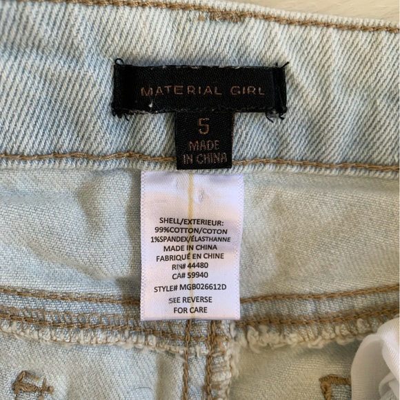 Material Girl Junior’s Light Wash Jean Shorts SIZE 5 NWOT - Picture 2 of 6